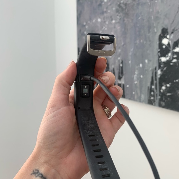 Fitbit charge with charging cord - Picture 3 of 4